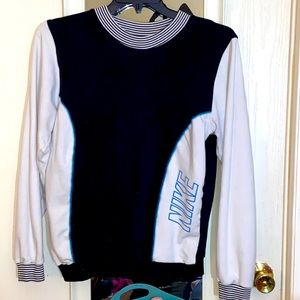 Retro Nike sweatshirt! Super cute fit